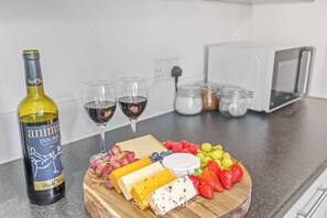 Dining - Spacious 6BR Ensuite home - Monthly Stay - Parking (Earley)