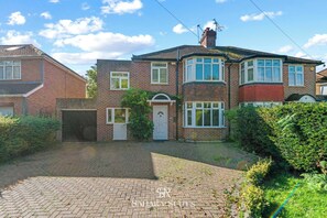 Exterior - Spacious 6BR Ensuite home - Monthly Stay - Parking (Earley)