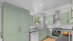 Fridge, microwave, oven, stovetop - Spacious 6BR Ensuite home - Sleeps 12 - Parking (Earley)