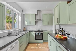 Fridge, microwave, oven, stovetop - Spacious 6BR Ensuite home - Monthly Stay - Parking (Earley)