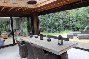 Outdoor dining - Nature House Vechtdal | Bungalow with Private Sauna, Lake & Fireplace (Vilsteren)