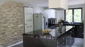 Refrigerador, microondas, horno, placa de cocina