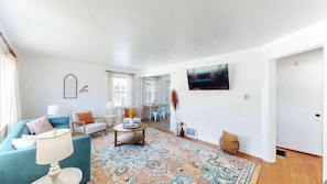 Smart TV, futbolito, mesa de ping pong