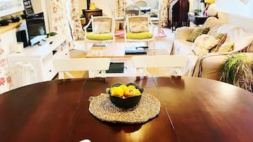 Een smart-tv, een open haard en boeken