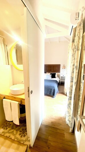 3 chambres, fer et planche à repasser, lit de bébé portatif
