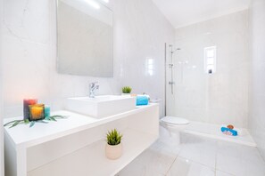Baignoire, sèche-cheveux, serviettes fournies