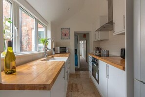 Microwave, oven, stovetop, dishwasher - Long stay discount - 4 Bed House - Reading Cent. (Reading)