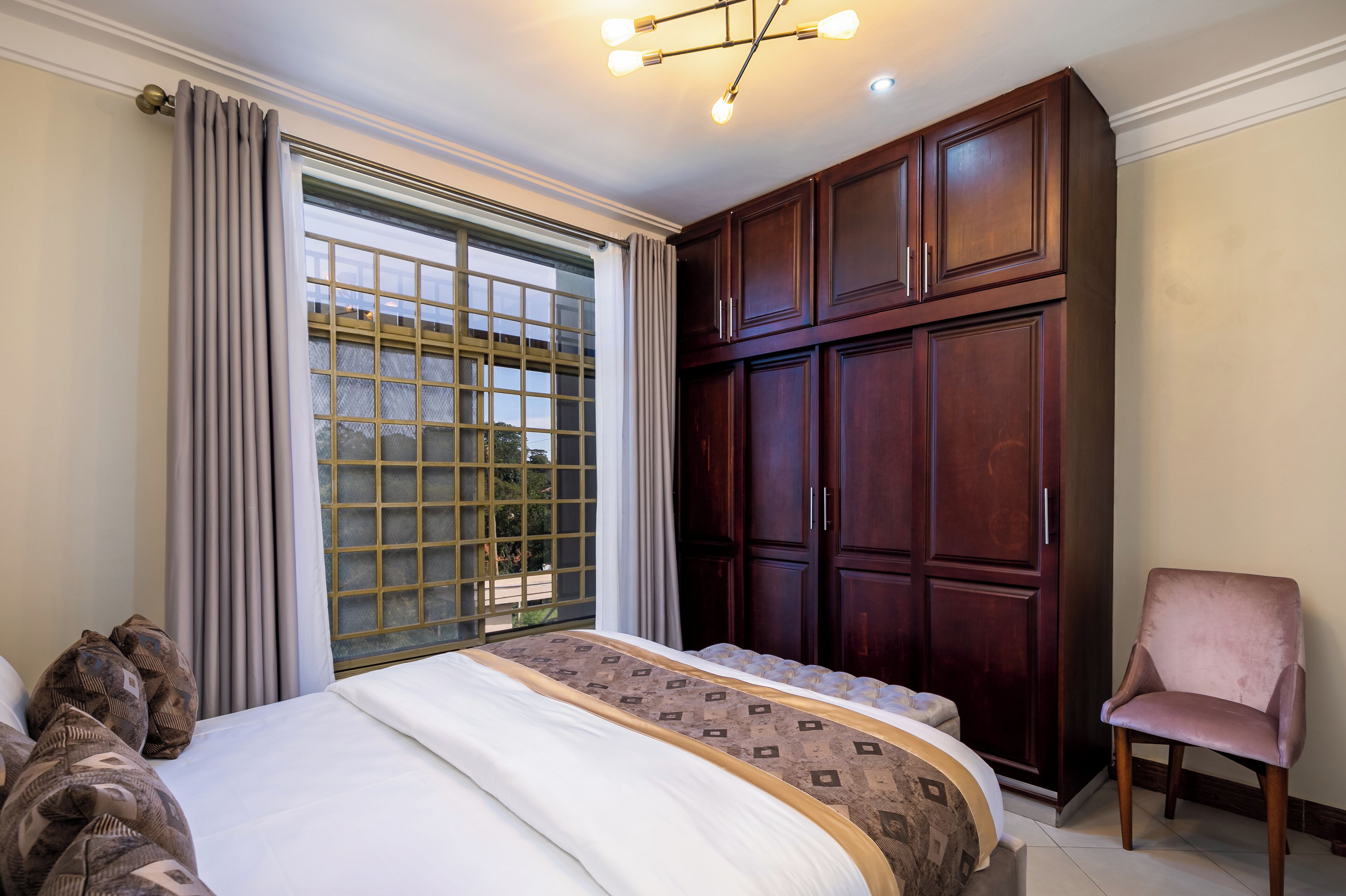 7 quartos, ferros/tábuas de passar roupa, Wi-Fi, roupa de cama