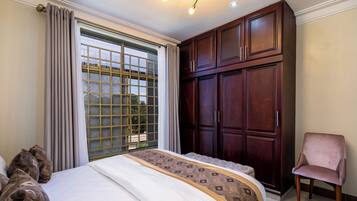 7 quartos, ferros/tábuas de passar roupa, Wi-Fi, roupa de cama