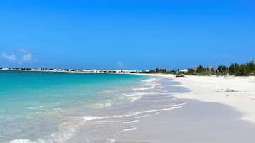 En la playa, camastros y toallas de playa