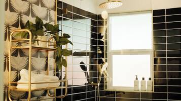 Dusche, Haartrockner, Handtücher, Seife
