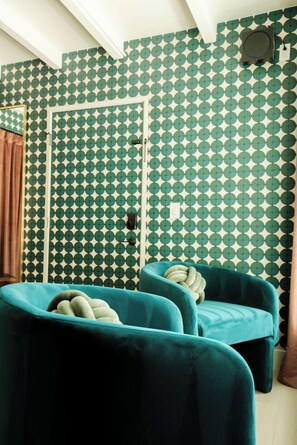 Casa geminada com design assinado | Área de estar | Smart TV 60 polegadas com canais digitais, Netflix, Hulu