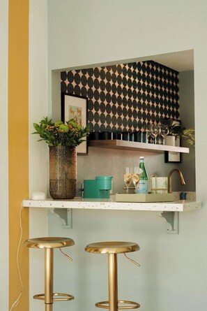 Geladeira grande, micro-ondas, fogão, cooktop