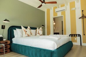 Espai de treball apte per a portàtils i cortines opaques 