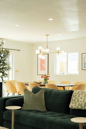 Casa adosada Signature | Zona de estar | Smart TV de 60 pulgadas con canales digitales, además de Netflix, Hulu