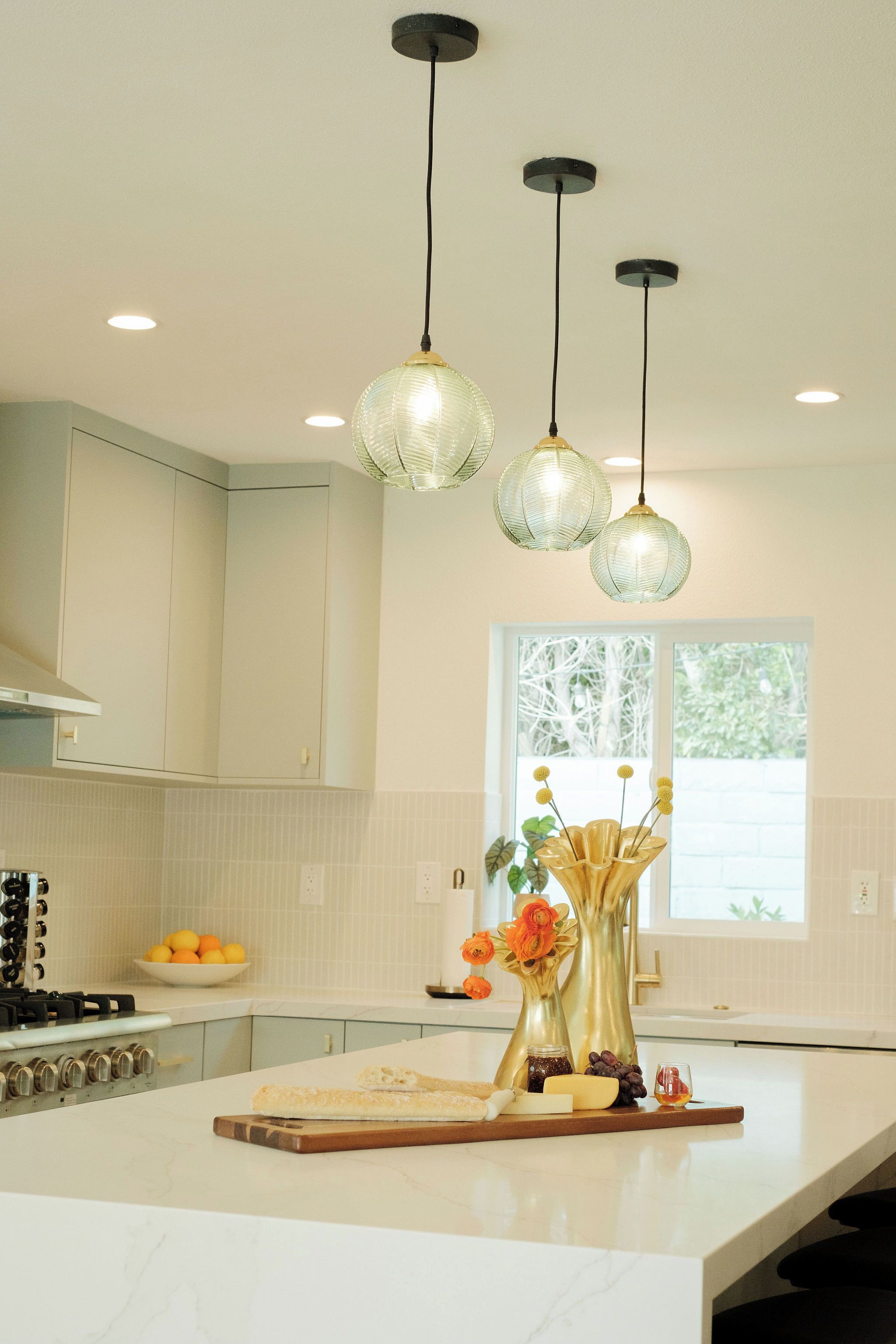 Full-sized fridge, microwave, oven, stovetop