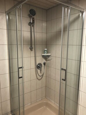 Een douche, een haardroger, handdoeken, zeep