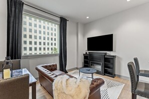 Smart TV, fireplace - The Gatsby Getaway, Downtown LEX (Lexington)