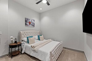 1 bedroom, desk, iron/ironing board, travel cot - The Gatsby Getaway, Downtown LEX (Lexington)