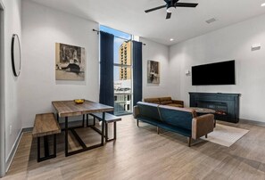 Smart TV, fireplace