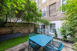 Outdoor dining - Contemporarily Elegant 2BD Flat, Earl Court (London)