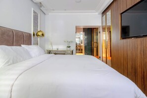 2 bedrooms, iron/ironing board, Internet, bed sheets - Contemporarily Elegant 2BD Flat, Earl Court (London)