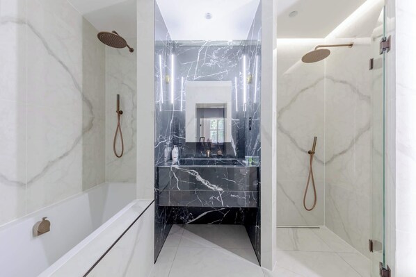 Badewanne, Haartrockner