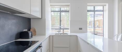 Fridge, oven, stovetop, dishwasher
