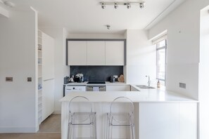 Refrigerador, horno, parrilla de estufa y lavavajillas 