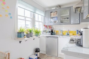 Microonde, forno, piano cottura, lavastoviglie