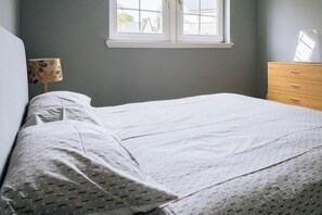 2 quartos, ferros/tábuas de passar roupa, acesso à internet