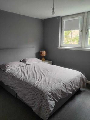 2 quartos, ferros/tábuas de passar roupa, acesso à internet