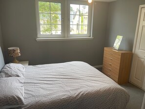 2 bedrooms, iron/ironing board, Internet, bed sheets