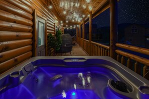 Outdoor spa tub - Cozy cabin w/indoor pool + hot tub (Pigeon Forge)