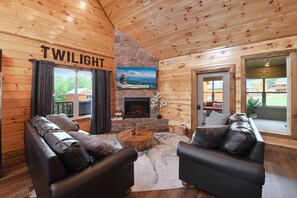 TV, fireplace, video games, offices - Cozy cabin w/indoor pool + hot tub (Pigeon Forge)