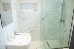 Dusche, Handtücher, Seife, Shampoo