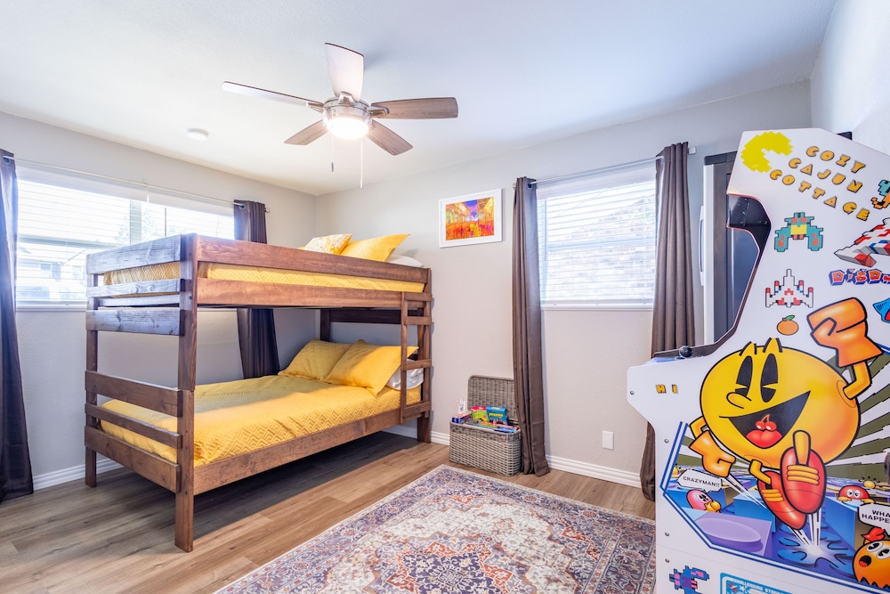 Cozy Cajun Cottage with Arcade! Stephenville Vrbo