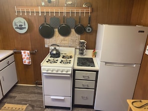 Fridge, microwave, oven, stovetop - Cozy, upgraded, pet friendly cabin, formerly Cuba Lake Vintage Duck House. (Cuba)