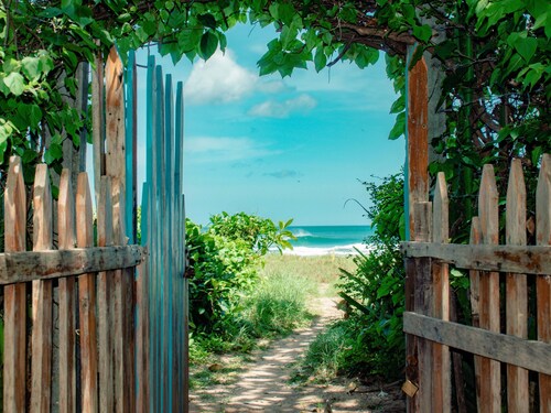 Beachfront villa 5 BR/4 BA,  private pool, free parking, seconds from the beach