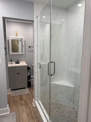 Dusche, Haartrockner, Handtücher, Toilettenpapier