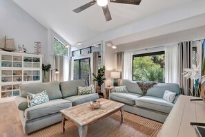 TV, books, stereo - Turtles & Tails - PET FRIENDLY - Palmetto Dunes - Monthly Rates Through 2/28/26! (Hilton Head)