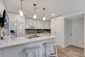 Fridge, microwave, oven, stovetop - Turtles & Tails - PET FRIENDLY - Palmetto Dunes - Monthly Rates Through 2/28/26! (Hilton Head)