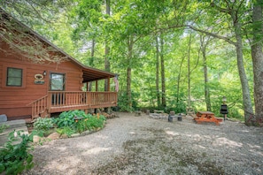 Outdoor dining - Creekfront Cabin w/ Hot Tub! Motorcycle Friendly! (Robbinsville)