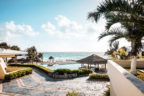 Exterior - Beachfront Penthouses by LivIN Cancun (Cancun)