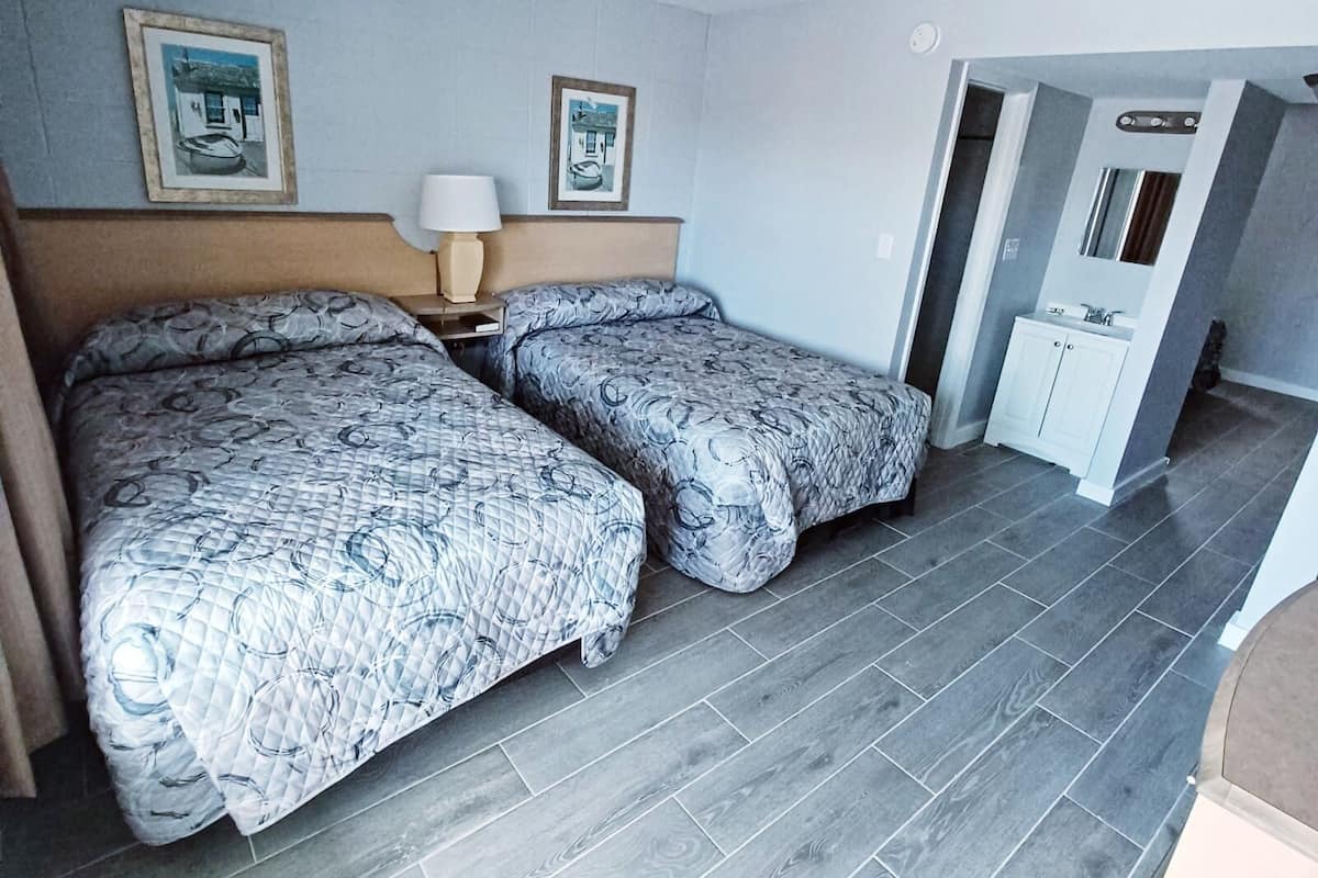 Deluxe Room, Non Smoking | Living area | 42-inch Smart TV with digital channels, Netflix, Hulu