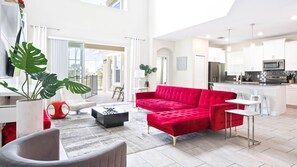 Living area - Championsgate 5br Lakeview Home Pool Spa Disney (Kissimmee)