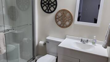 Douche, serviettes fournies, papier toilette