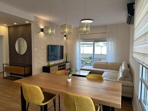 Smart TV - Luxury 2 bedrooms +BALCONY.  designed and spacious BY DizIngof Ben Gurion (Tel Aviv-Yafo)
