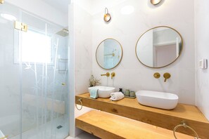 Secadora de cabello, toallas, jabón, papel de baño