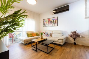 Smart TV - Luxury 2 bedrooms +BALCONY.  designed and spacious BY DizIngof Ben Gurion (Tel Aviv-Yafo)